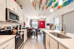 Top Riverwalk Condo ·Walk to Pearl · Free Parking - Image 3