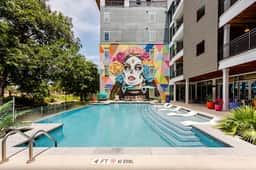 Top Riverwalk Condo ·Walk to Pearl · Free Parking - Image 4