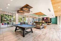 Top Riverwalk Condo ·Walk to Pearl · Free Parking - Image 5