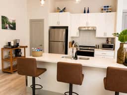 Riverwalk 2BR · 2 Bath · Sleeps 6 · Free Parking - Image 5