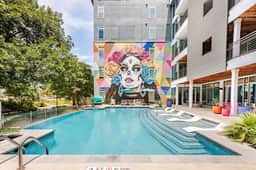 River Walk View King 1BR • Free Parking - Image 4