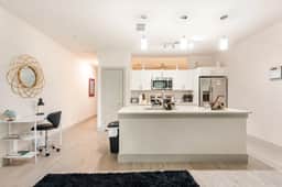 River Walk View King 1BR • Free Parking - Image 3