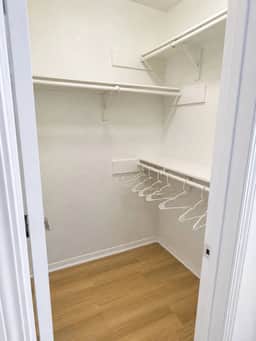 Private Master Suite w/Pvt bathroom free Parking - Image 5