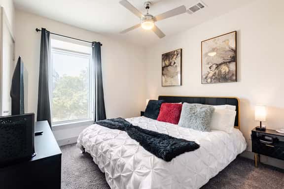 Riverwalk Condo ·Walk to the Alamo & The Pearl - Image 1