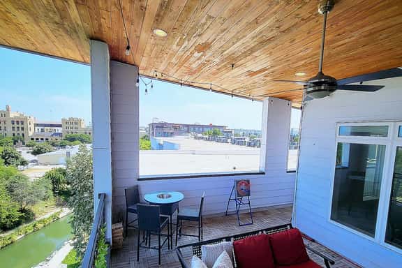 2BR Riverwalk Penthouse - Image 1