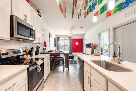 Top Riverwalk Condo ·Walk to Pearl · Free Parking - Image 3