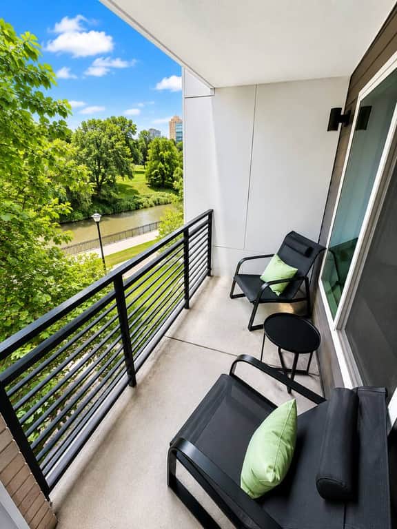 Riverfront Balcony 1BR - Image 3