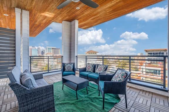 Riverwalk Penthouse | Skyline Views | Free Garage - Image 2