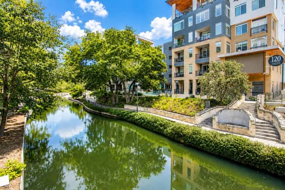 Riverwalk 2BR · 2 Bath · Sleeps 6 · Free Parking - Image 4