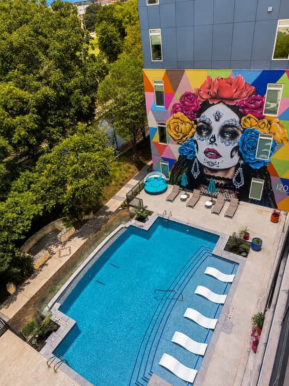 Riverwalk 2BR · 2 Bath · Sleeps 6 · Free Parking - Image 3