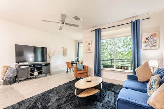 River Walk View King 1BR • Free Parking - Image 2