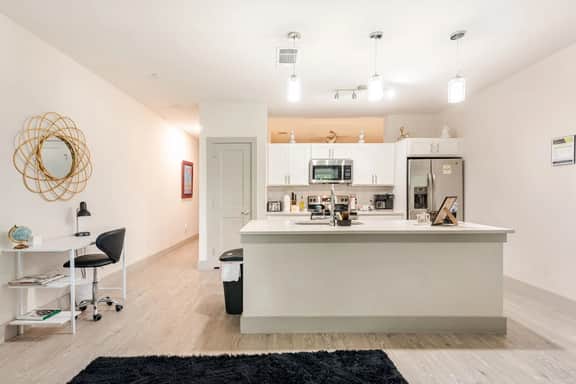 River Walk View King 1BR • Free Parking - Image 3