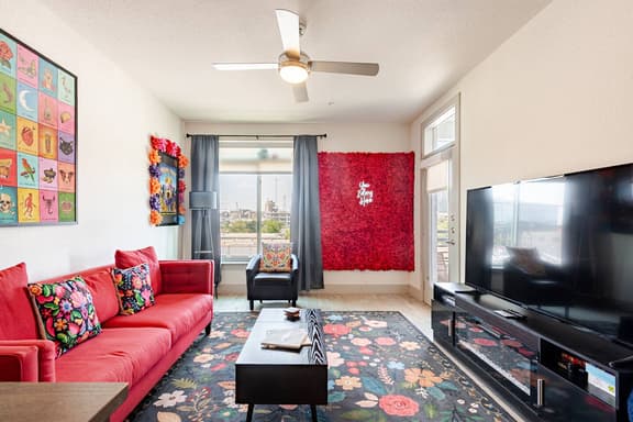 Top Riverwalk Condo ·Walk to Pearl · Free Parking - Image 1