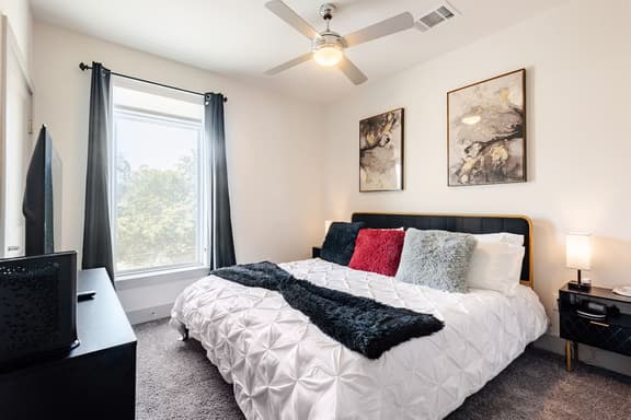 Riverwalk Condo ·Walk to the Alamo & The Pearl - Image 1