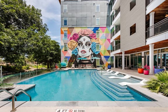 Riverwalk View 1BR · River-Level · Free Parking - Image 1
