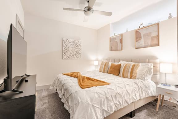 River Walk View King 1BR • Free Parking - Image 1